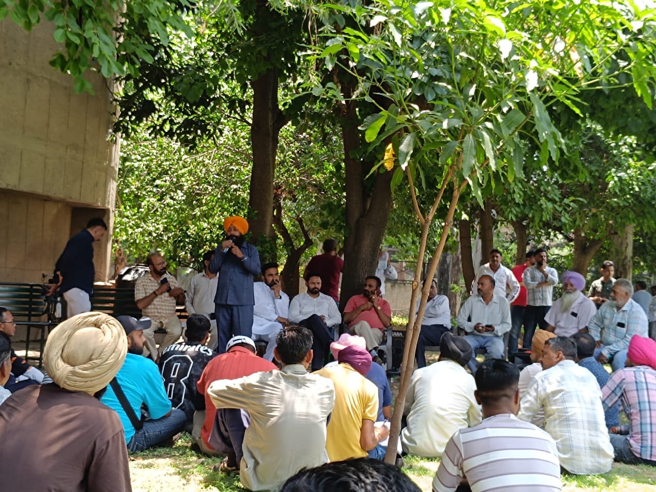 Chandigarh Municipal Corporation's Tube Operators staged a Dharna near Water Works in Sector 37 and a special meeting was organised.